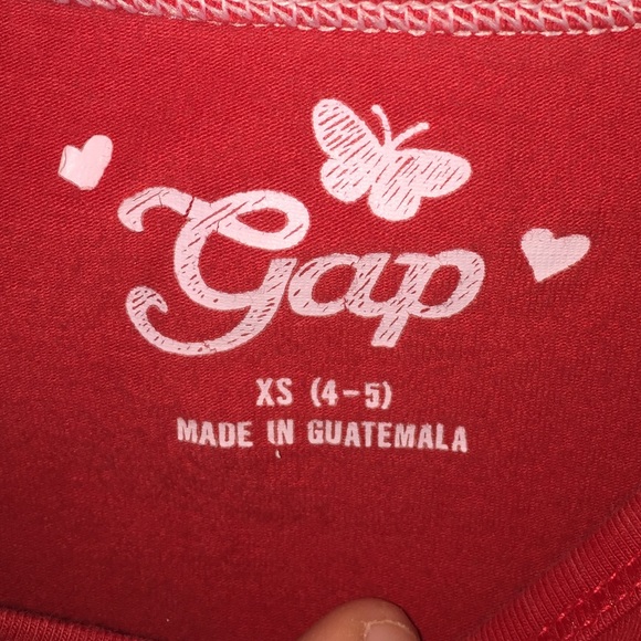 ⭐️ FREE ⭐️ with another purchase Gap red shirt - Picture 2 of 4